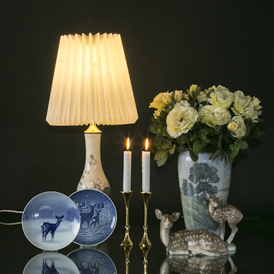 Weihnachtsteller mit Rehen zusammen mit Figuren von Rehen und Vase mit Landschaftsmotiv