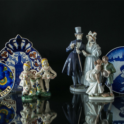 Aluminia Kinderhilfsfiguren und Platten neben Royal Copenhagen Figuren und Platte