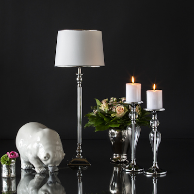 Große Figur eines Eisbären zusammen mit Lampe, Kerzenhaltern und Blumentopf