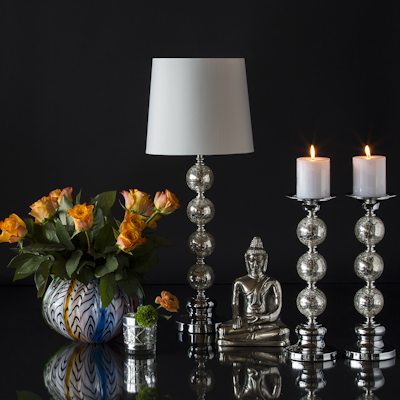 Bunte Glasvase mit Buddha, Lampe und Kerzenhaltern