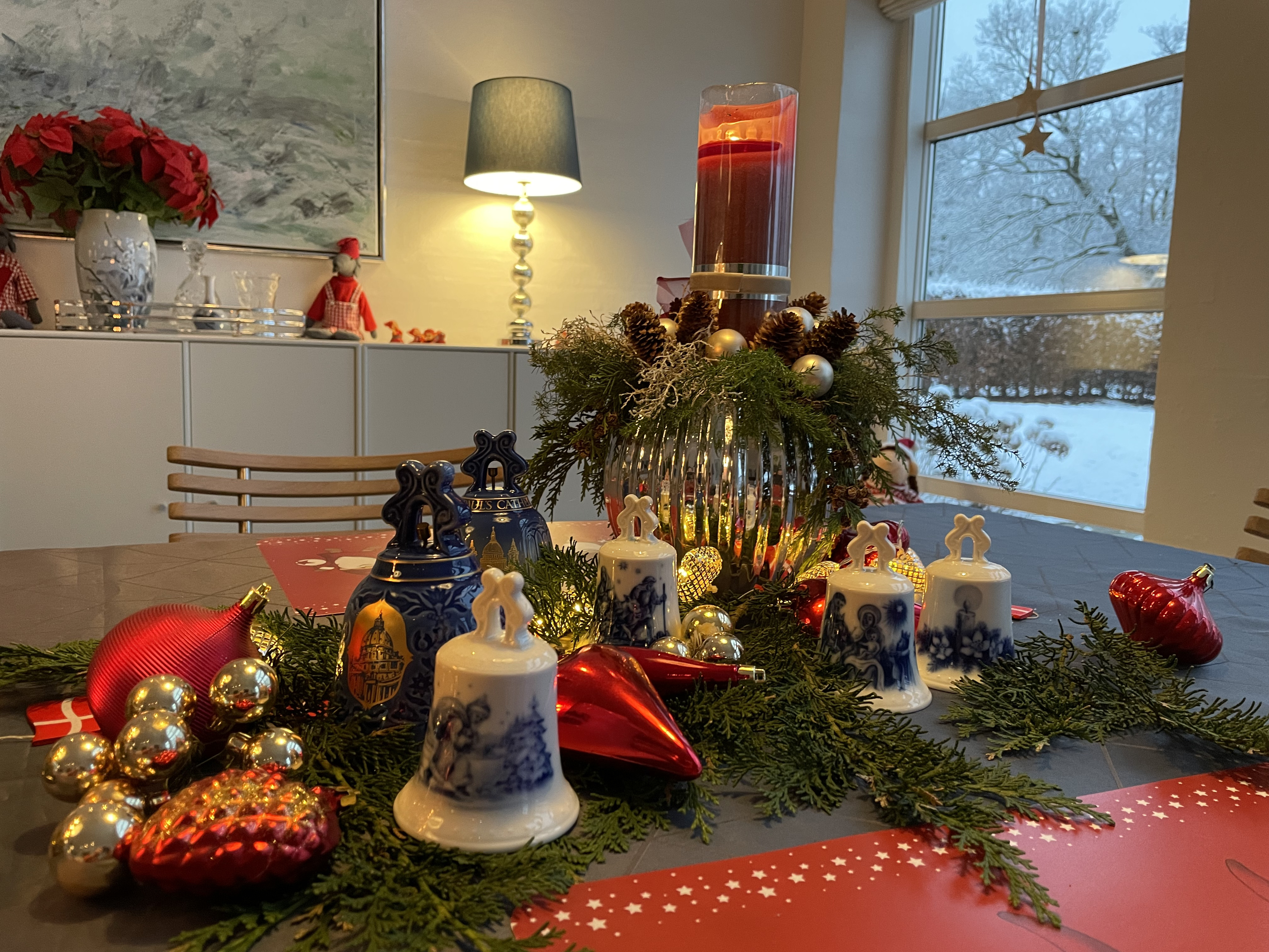 Weihnachtsglocken sehen auf dem Tisch schön aus