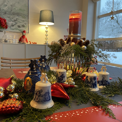 Weihnachtsdekoration mit Weihnachtsglocken