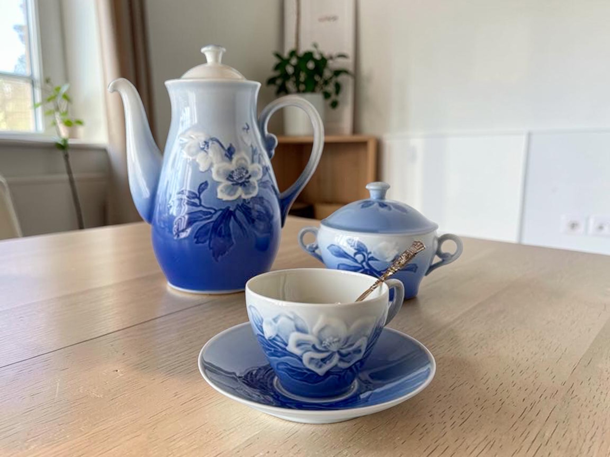 Bing & Gröndahl Christmas Rose Kaffeeset in einem modernen Wohnzimmer.