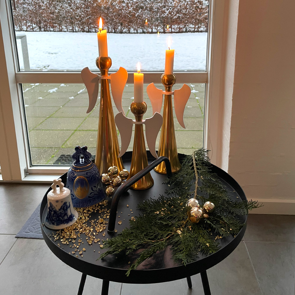 Schöne Weihnachtsanordnung mit Glocken und Kerzenständern