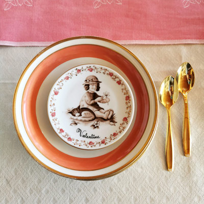 Romantic table setting for Valentine’s Day with a Royal Copenhagen Jægersborg cake plate as a charger and a Royal Copenhagen Valentine plaquette on top. Dessert spoons placed alongside, perfect for a romantic dessert. An idea for a table setting for a party, birthday, or a unique Valentine’s Day table arrangement.