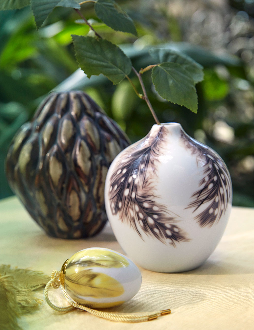 Das Motiv auf der Ostervase 2025 von Royal Copenhagen zeigt Federn eines Perlhuhns.