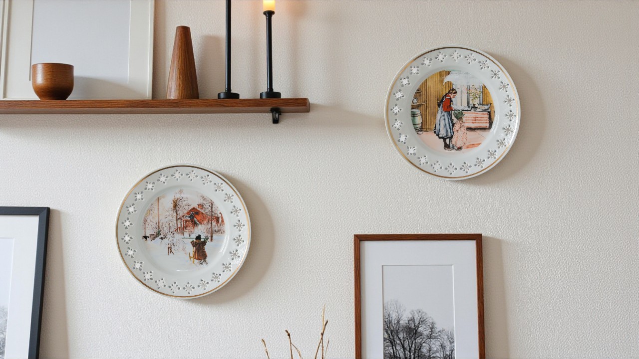 Carl-Larsson-Platten von Bing & Gröndahl als Teil der Wanddekoration in einem modernen Zuhause.