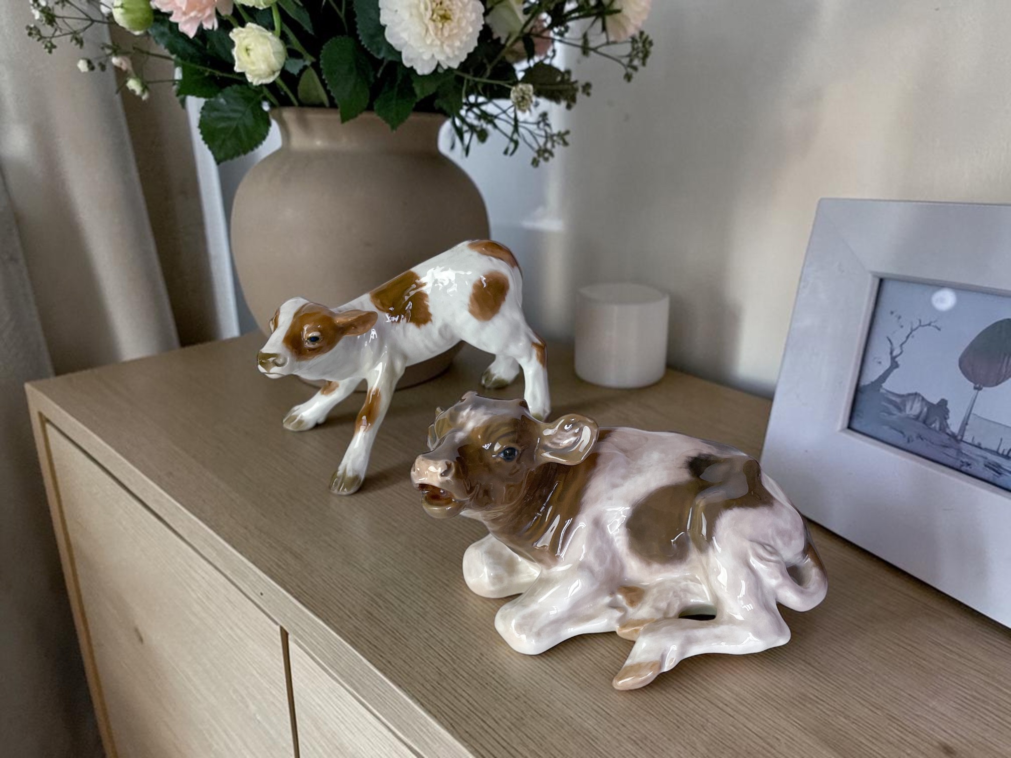 Zwei Kälberfiguren auf Sideboard