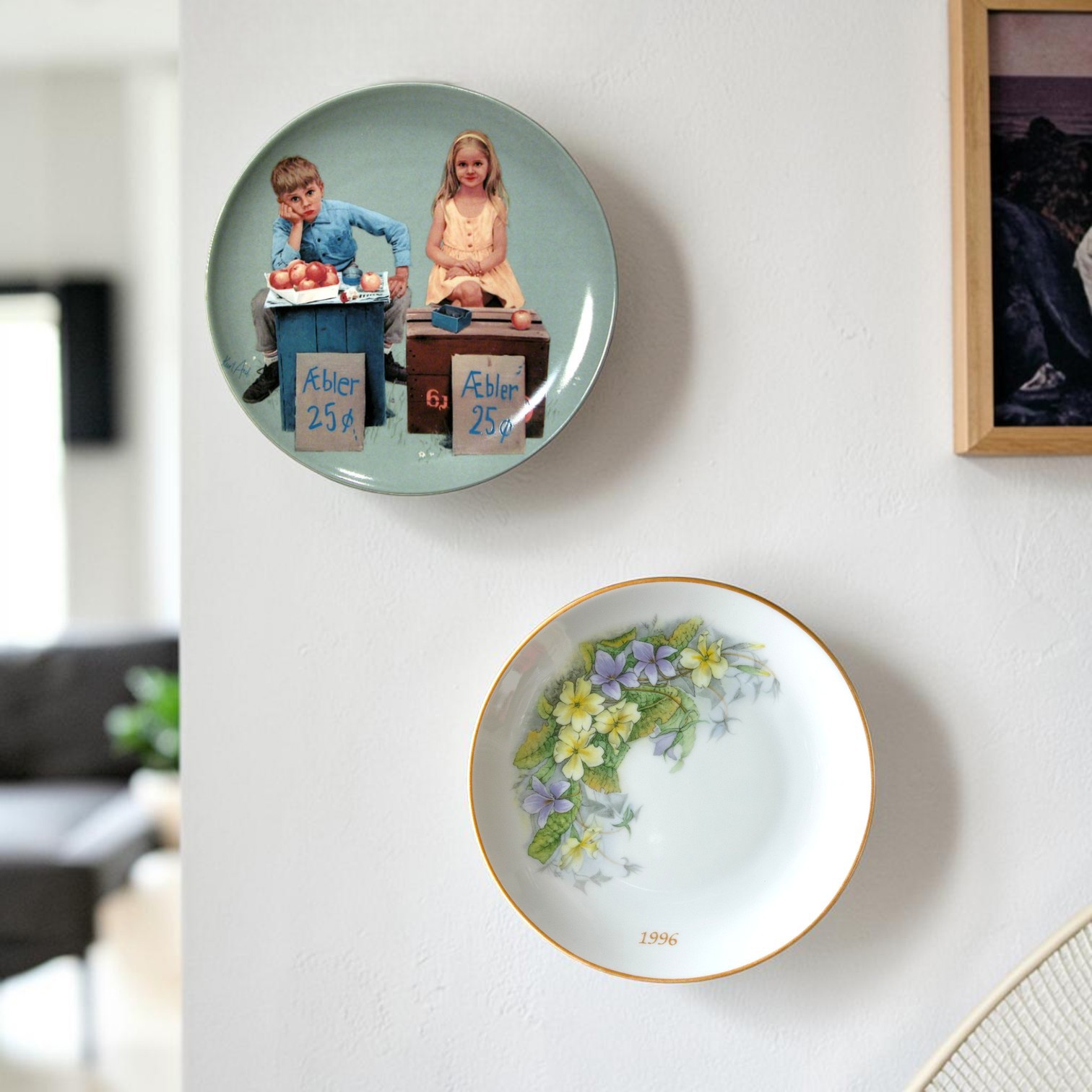 Hackefors Muttertagsplatte mit Blumenmotiv und Goldrand an der Wand